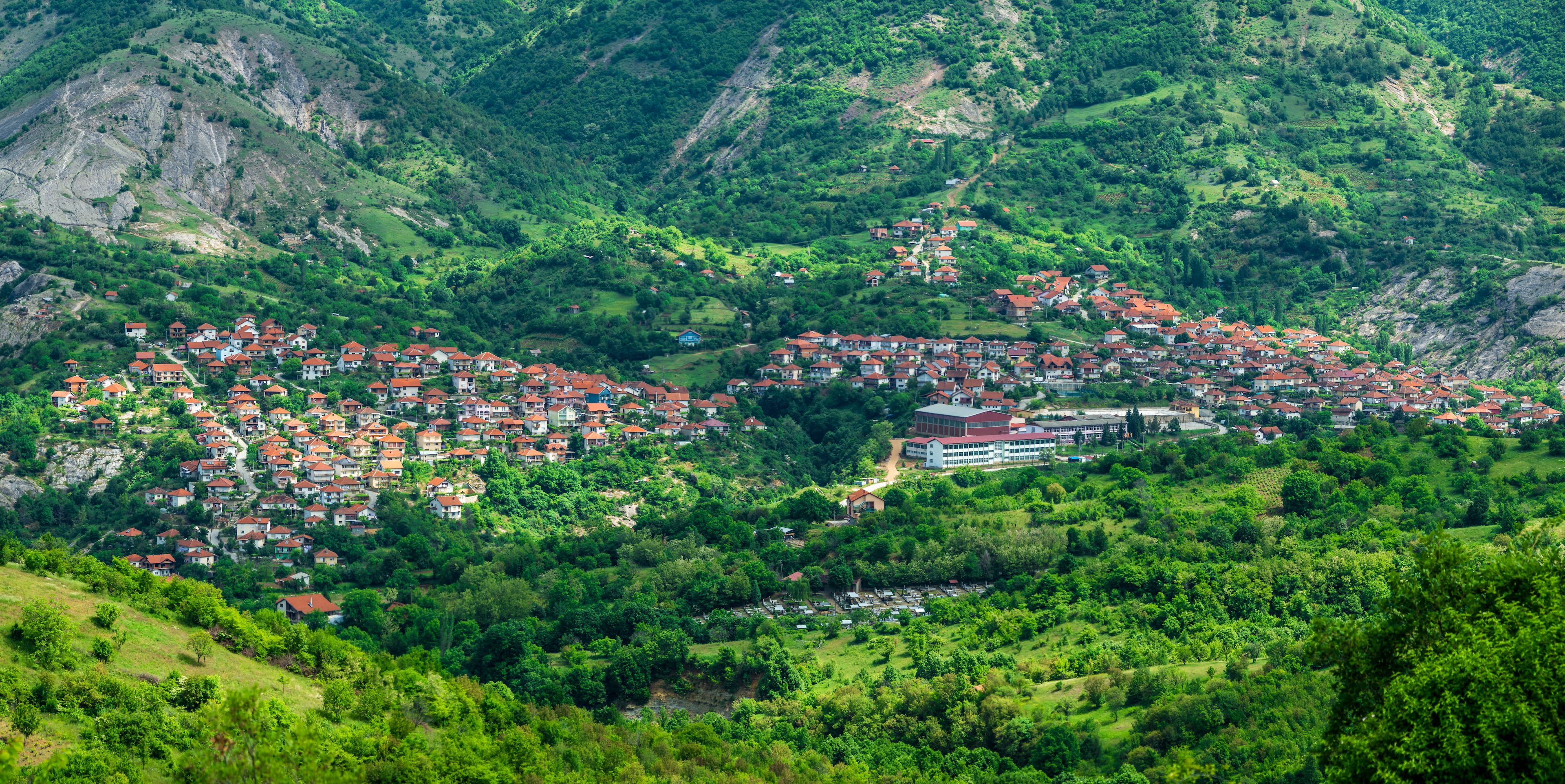 Панорама на Кратово - поглед на средновековниот град со кули и мостови